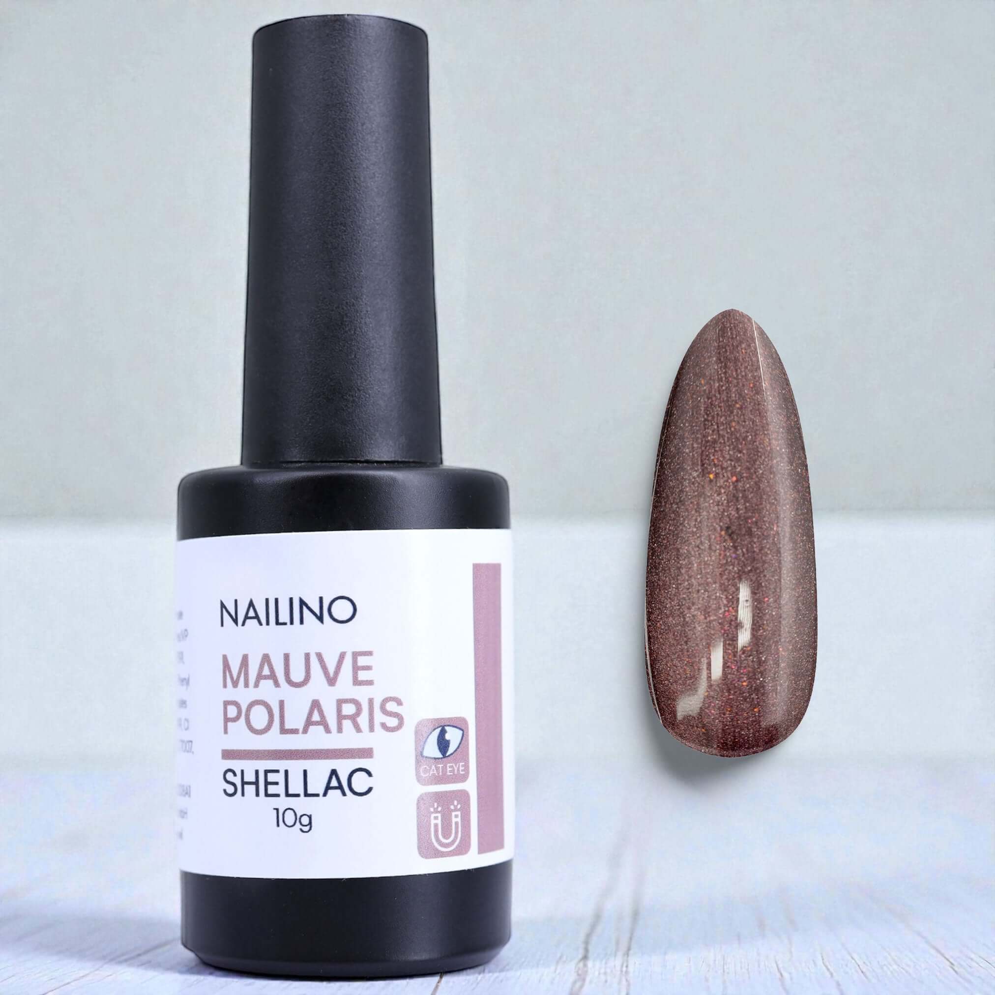 NAILINO Cat Eye Shellac - Mauve Polaris Flasche und Nagellack-Probe auf Tisch