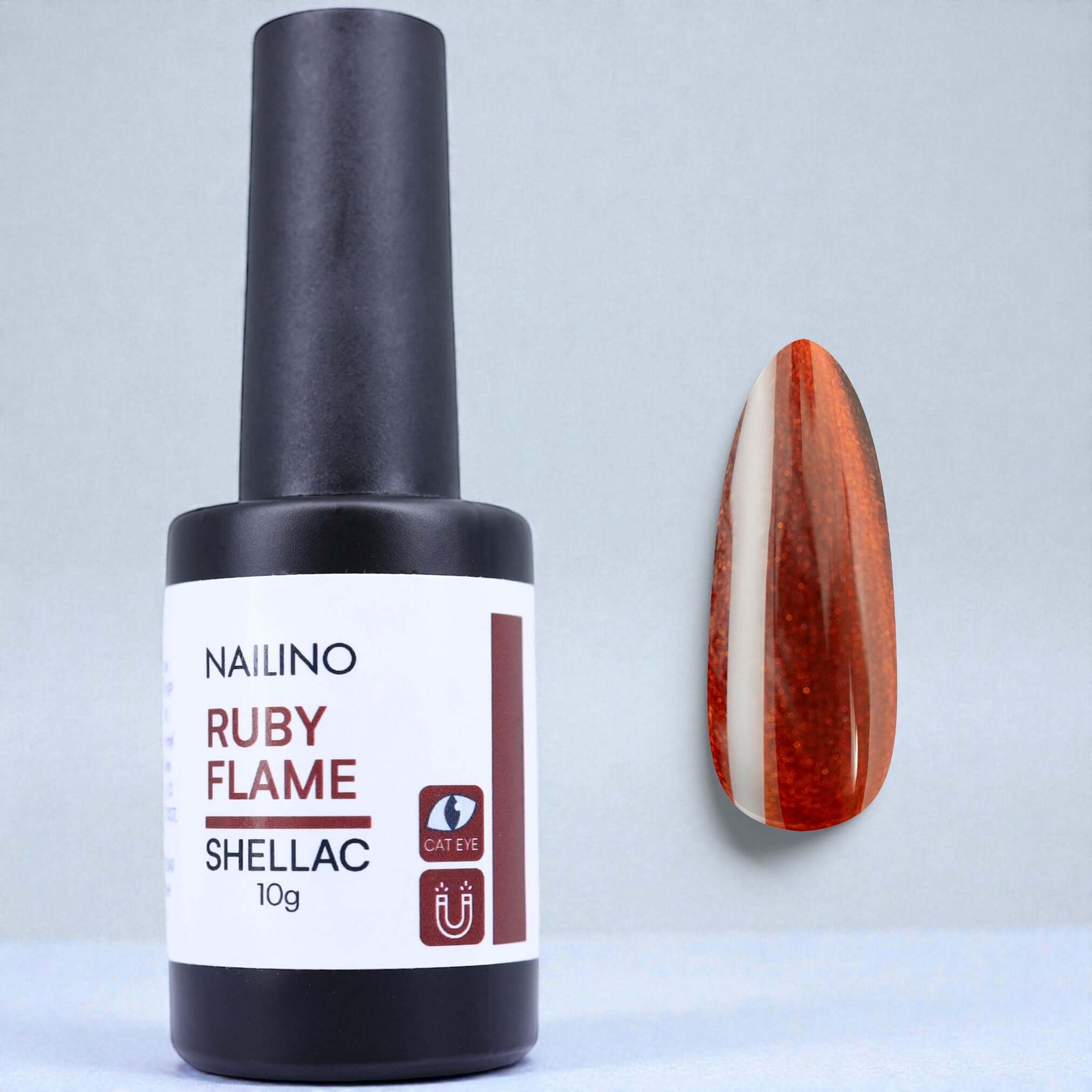 NAILINO Cat Eye Shellac - Ruby Flame Flasche mit Cat-Eye-Effekt auf Nagelmodell