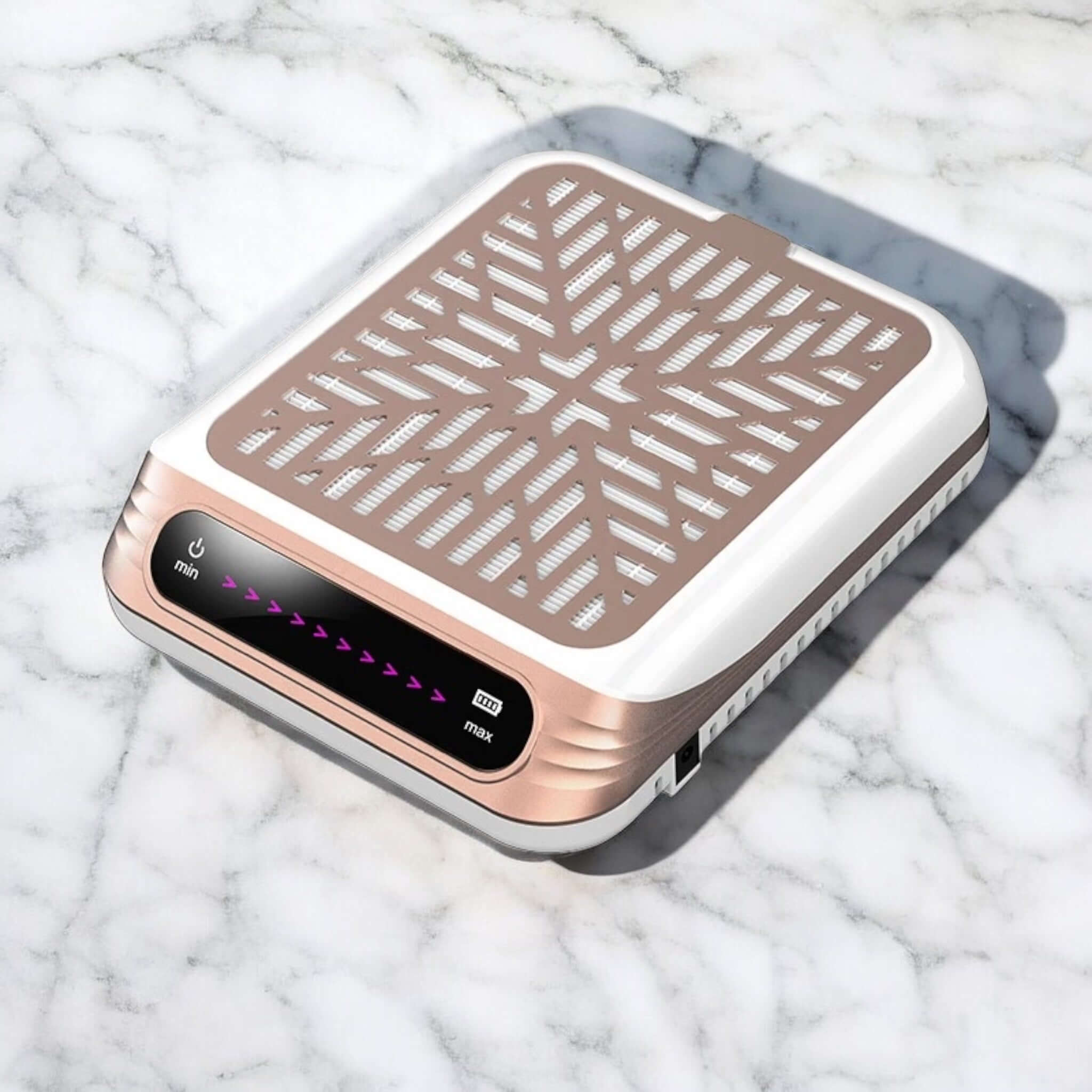 Kabelloser Nagelstaub-Absauger mit 100W Leistung in Gold, schräg von oben fotografiert auf Marmoruntergrund