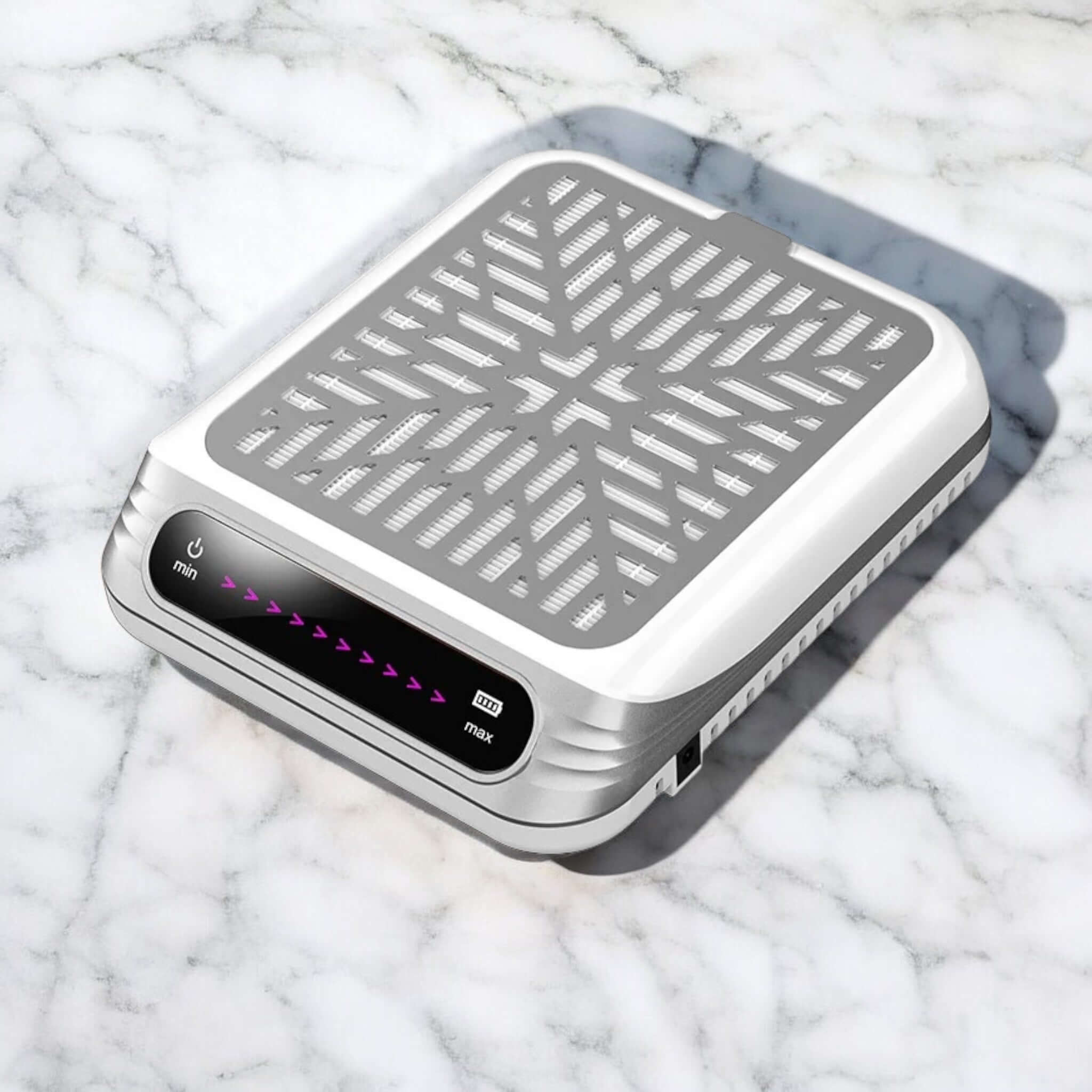 Nagelstaub-Absauger mit silbernem Gitterdesign und Touchbedienung – auf Marmorfläche liegend