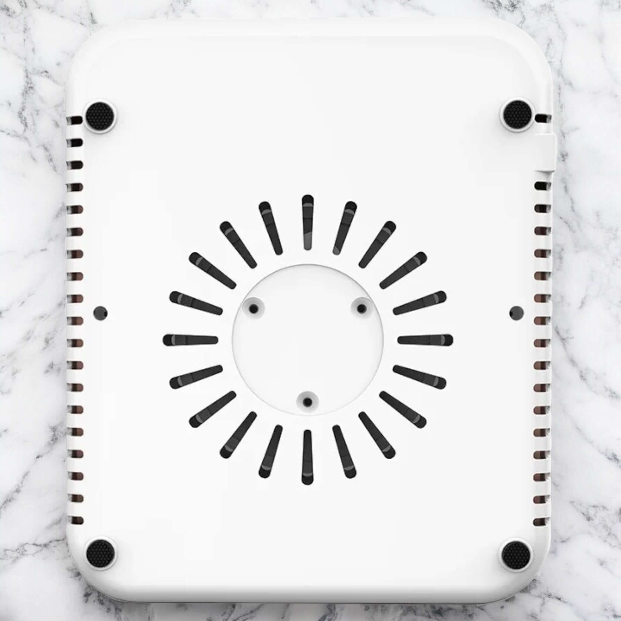 Unterseite des Nagelstaub-Absaugers mit zentralem Lüfter und Gummifüssen zur Stabilisierung