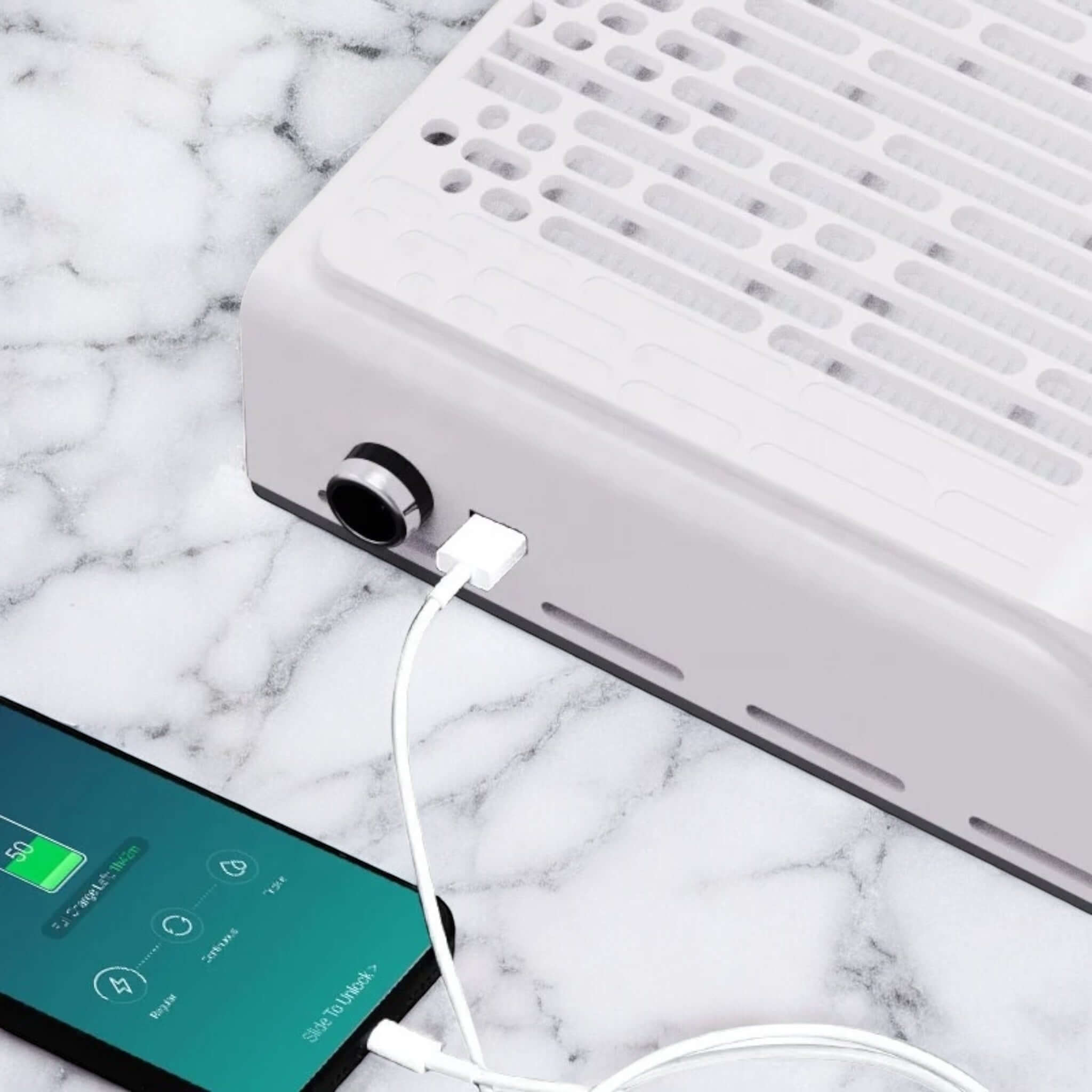 Nagelstaub-Absauger mit USB-Ladefunktion zum Aufladen eines Smartphones