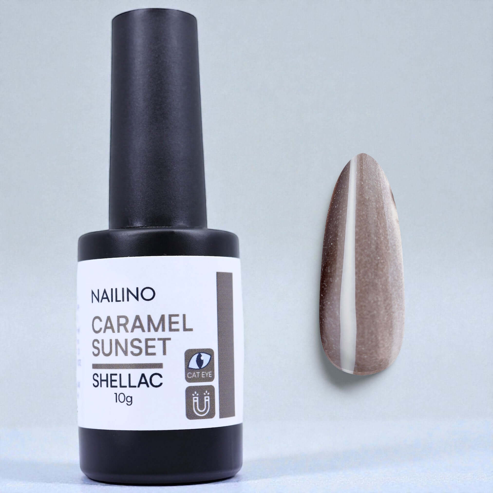 NAILINO Cat Eye Shellac - Caramel Sunset Flasche und Muster, golden-warmes Nude mit Cat-Eye-Effekt.