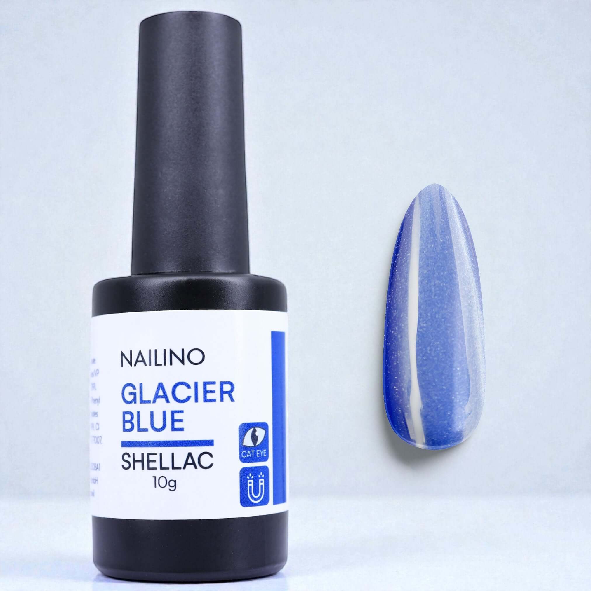 NAILINO Cat Eye Shellac - Blue Aurora Flasche und Nagelprobe in kühlem Glacier Blue.