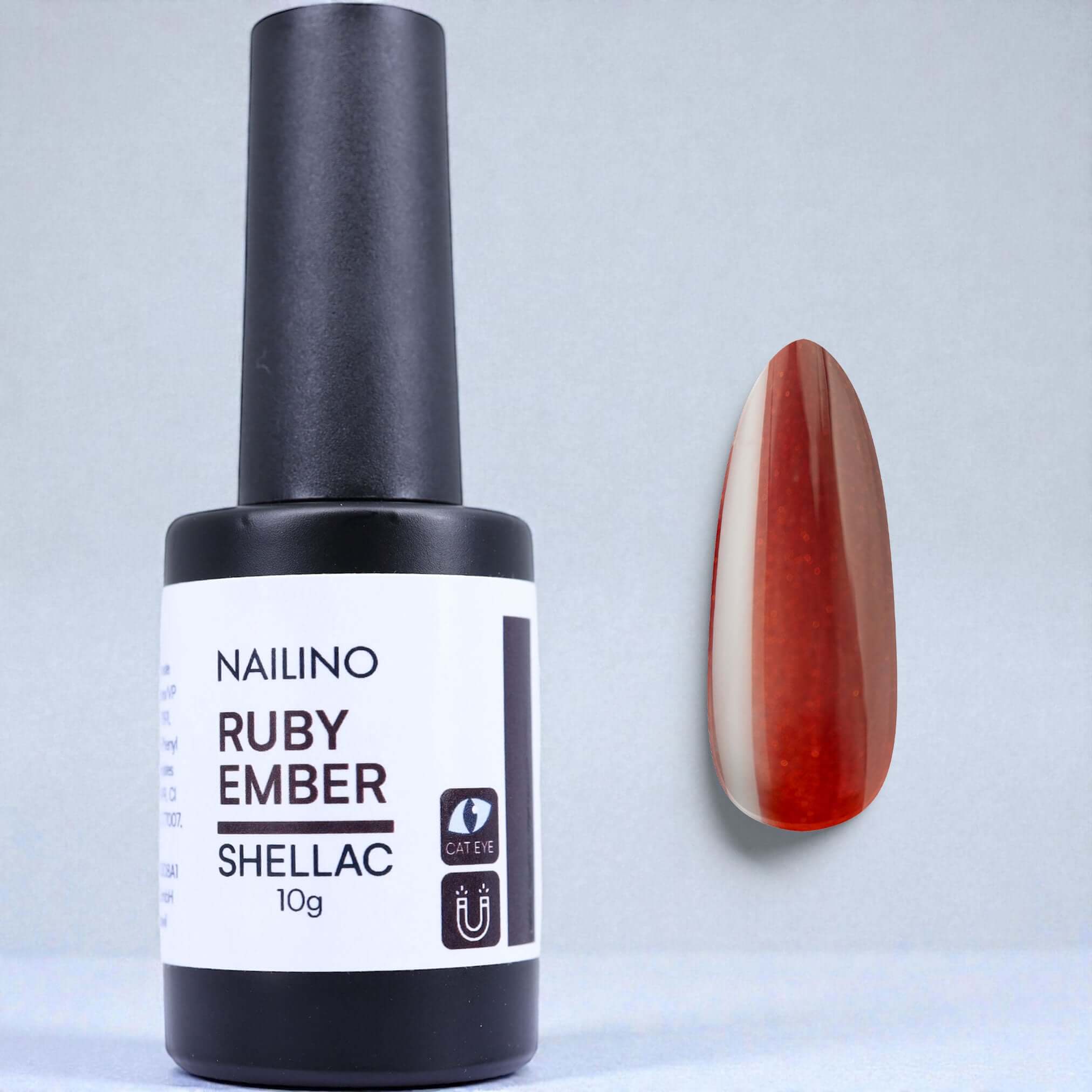 NAILINO Cat Eye Shellac - Ruby Ember Flasche und Nagelrad mit dunklem Rubinrot und Cat-Eye-Effekt