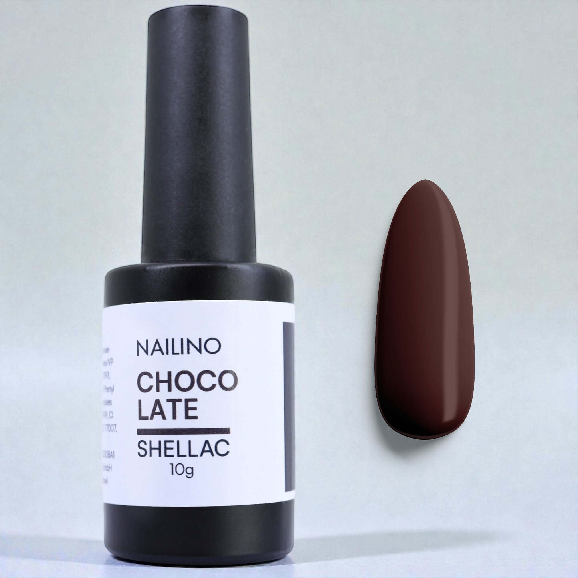 NAILINO Shellac - Chocolate Braun Flasche und Nagellack-Ton auf einem neutralen Hintergrund.