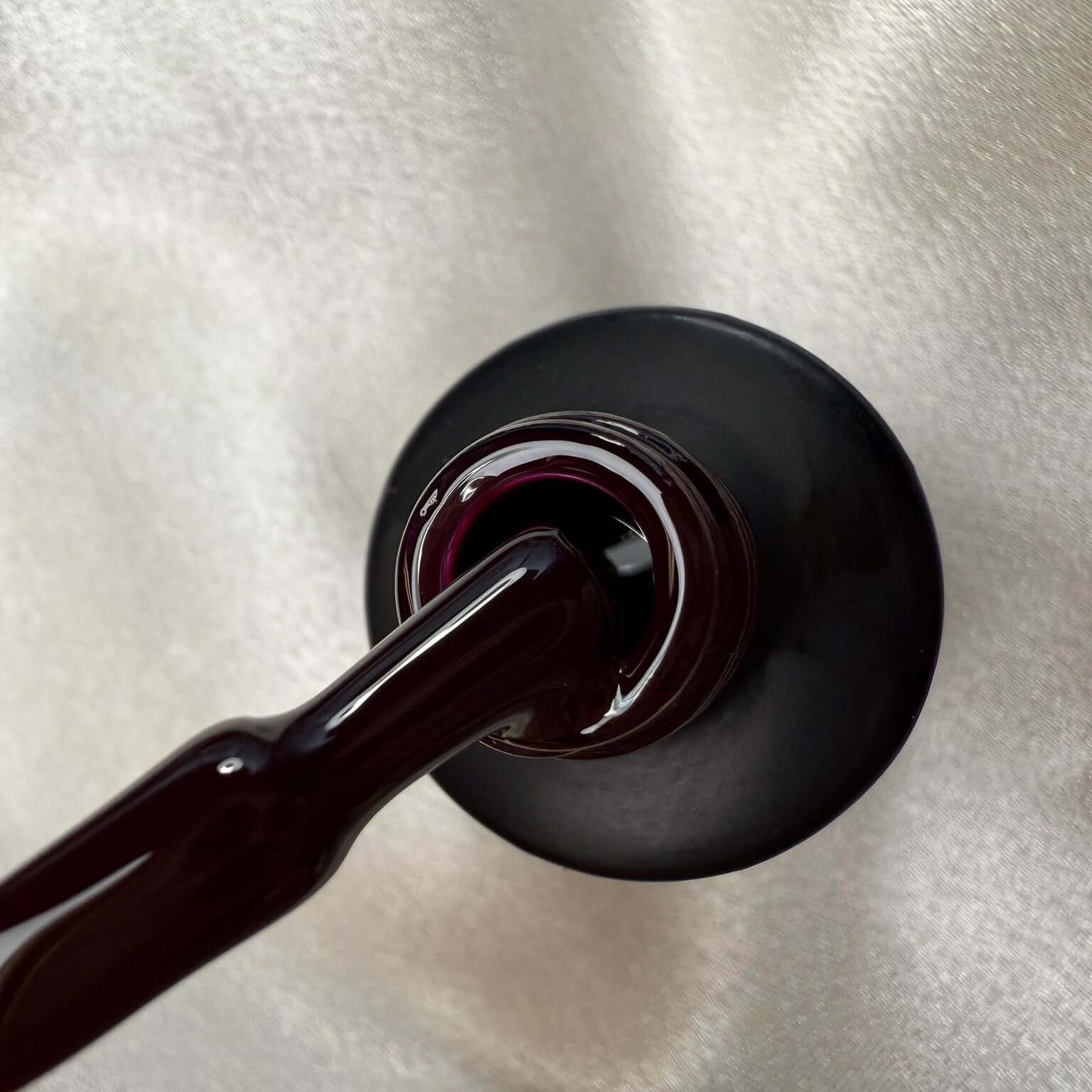 Image of NAILINO Shellac Velvet Berry bottle with dark berry color, showcasing the luxurious shellac polish.