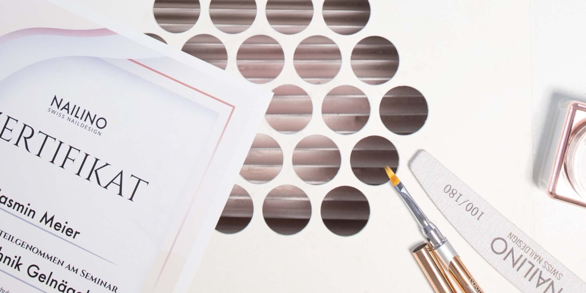 Zertifikat für Nägel Design Kurse mit Materialien und Nagelpinseln von NAILINO.