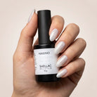 NAILINO Shellac Diamond Frost - Weiss Silber Glitzer - Nagellack mit Glitzer in Hand gehalten