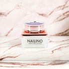 NAILINO Farbgel Amethyst Dreams in elegantem Glas auf Marmortisch