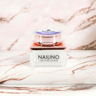 NAILINO Glitzer Farbgel Frosted Elegance in perlfarbenem Lila auf Marmortisch displayed