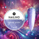 NAILINO Glitzer Farbgel Lunar Spark – Funkelnder Flieder Gelnagel mit silbernem Glitzer vor buntem Hintergrund