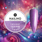 NAILINO Glitzer Farbgel Twilight Glimmer, schimmerndes lila Gelnägel Design vor farbenfrohem Hintergrund