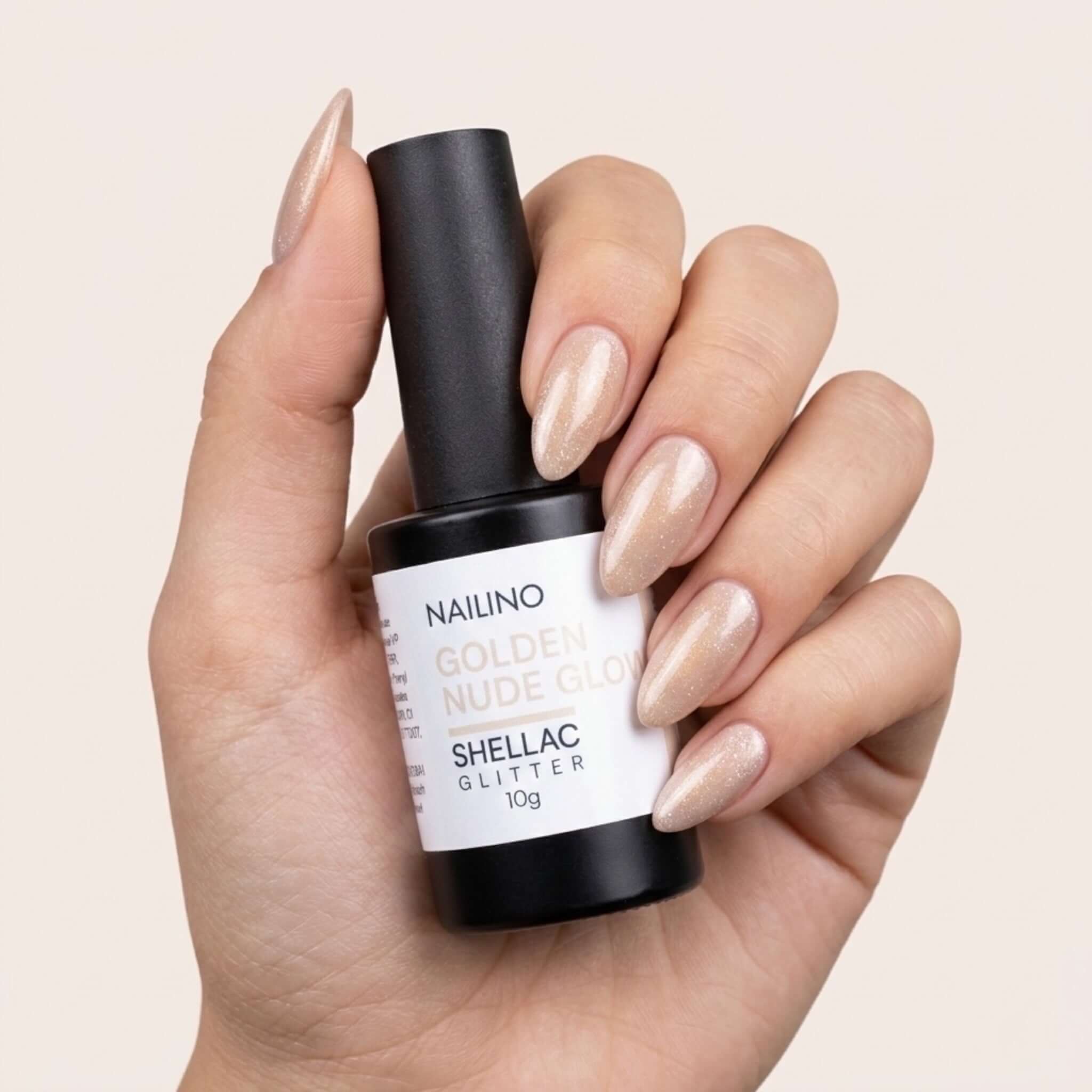 NAILINO Shellac Golden Nude Glow - Flasche mit Nagellack und schimmernden, nudefarbenen Nägeln.