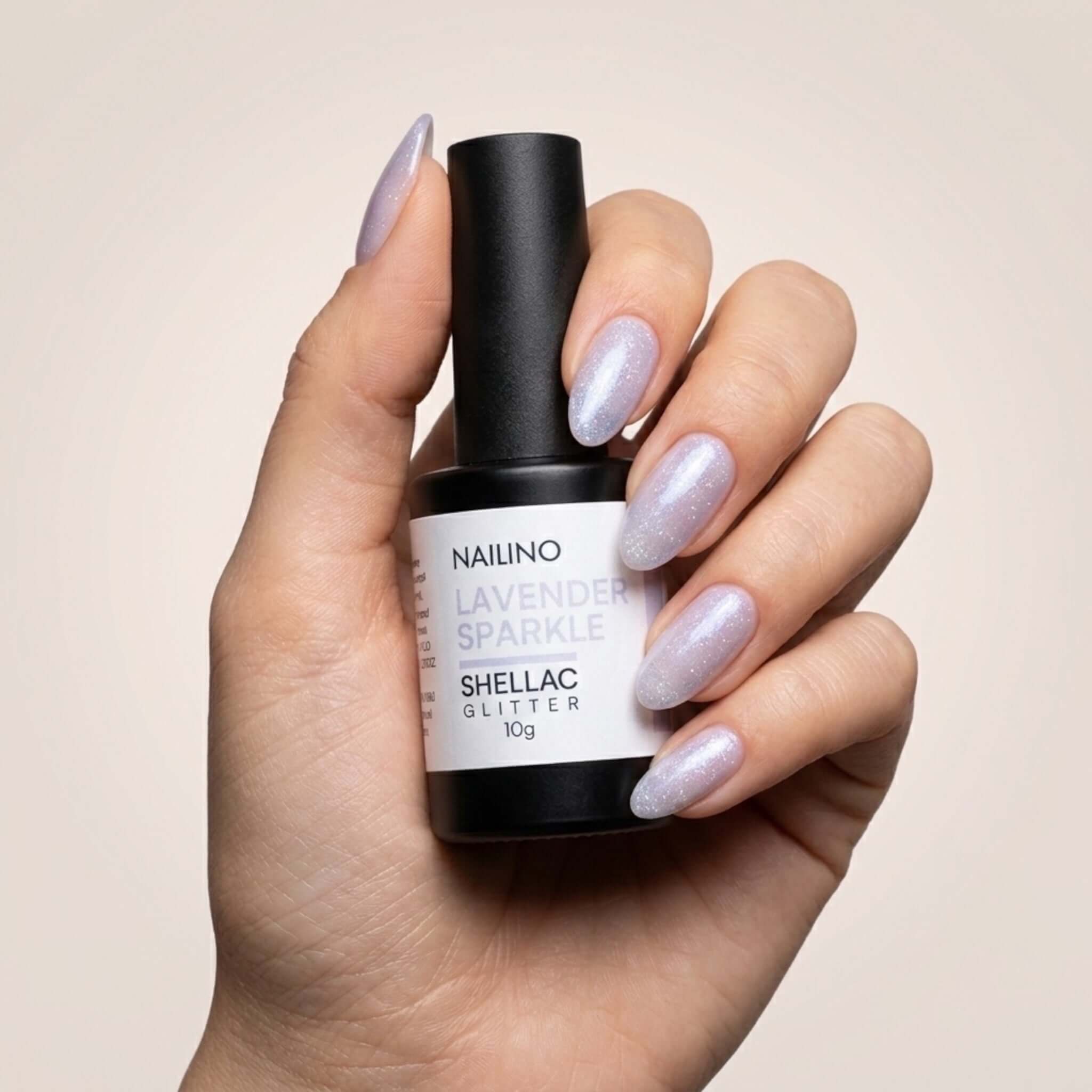 NAILINO Shellac Lavender Sparkle - Lila Glitzer Gel mit funkeln auf Fingernägeln in sanften Lavendeltönen.