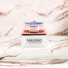 NAILINO Glitzer Farbgel Lunar Spark in elegantem Behälter auf marmoriertem Hintergrund