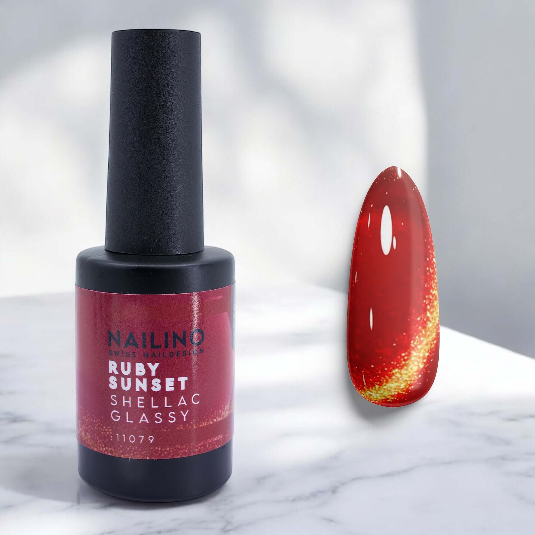 NAILINO Shellac Glassy Cat Eye Ruby Sunset -
Leuchtendes Rubinrot mit Glaseffekt