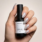 NAILINO Shellac Silver Stardust Flasche mit Silber Shellac Glitzer Nagellack und glitzernden Fingernägeln