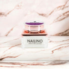 NAILINO Farbgel Twilight Purple in elegantem Glasbehälter auf marmornem Hintergrund