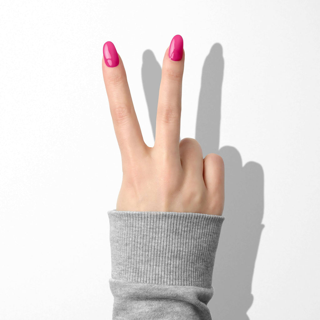 Hand mit Vicory Zeichen und pinken Fingernägel