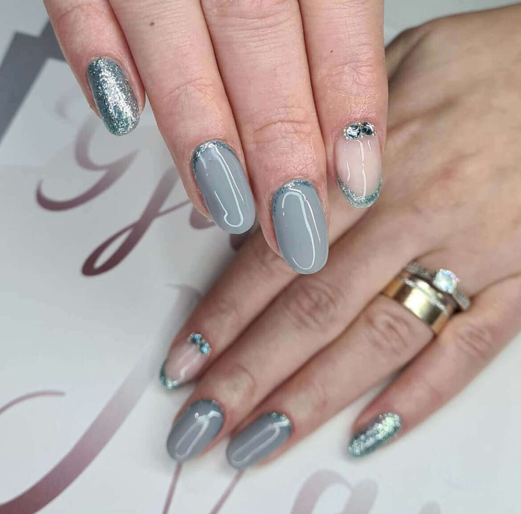 Nails Modellage mit Glitzergel blau